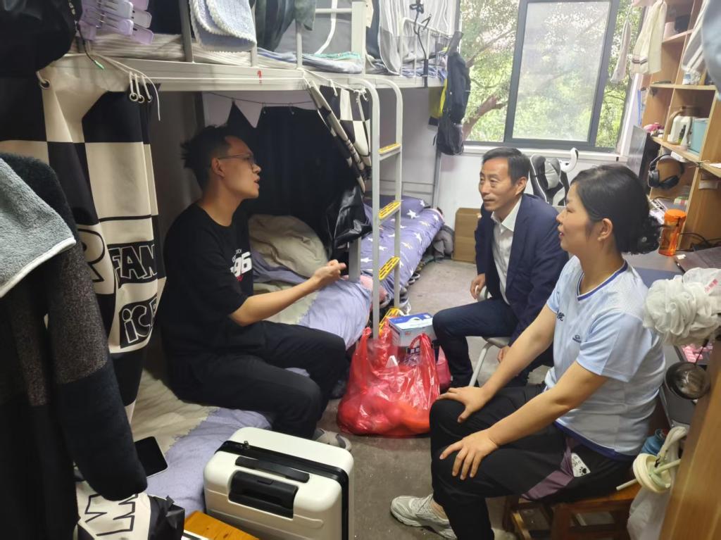 公司领导慰问造血干细胞捐献志愿者潘旭辉同学
